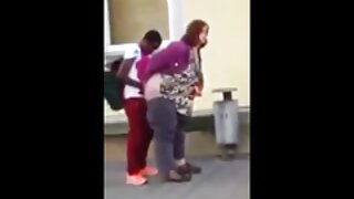 Kvinne fjerner hennes undertøy