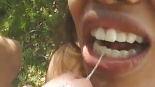 En dildo blir brukt i et badekar